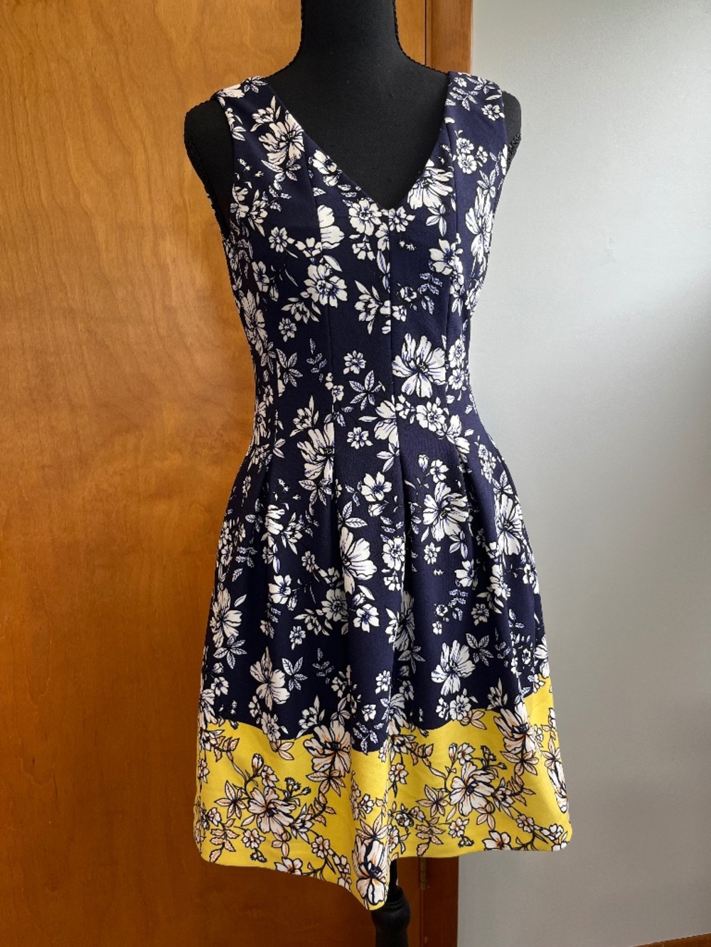 Vince Camuto sz 6P Sleeveless Floral Fit & Flare Dress V Neck Party Career